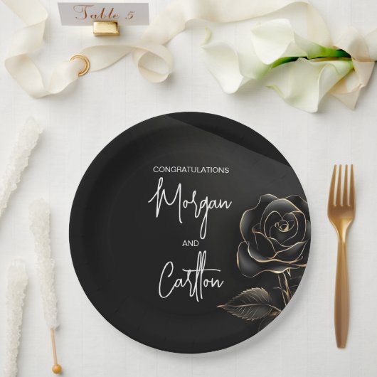 Elegant Black Rose with Gold Accents Wedding ペーパープレート (ウェディング)