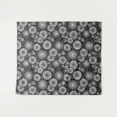 Elegant Black White Geometric Flowers Starburst タペストリー (正面(横))