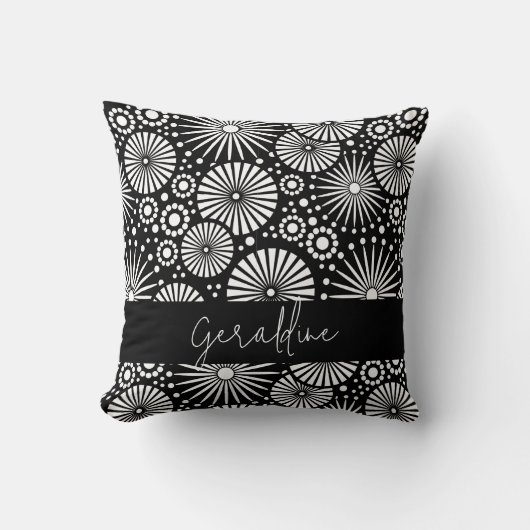 Elegant Black White Geometric Starburst Name クッション (正面)