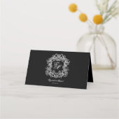 Elegant Black White Monogram Crest Vintage Wedding プレイスカード (裏面)