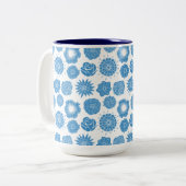 Elegant Blue Botanical Pattern ツートーンマグカップ (正面左)