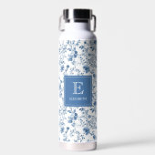 Elegant Blue French Toile Pattern Monogram Name ウォーターボトル (正面)