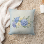 Elegant Blue Hydrangea & White Roses Floral Throw  クッション (ブランケット)