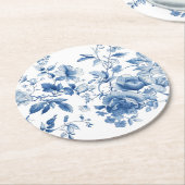 Elegant Blue Toile Chinoiserie Bridal Shower ラウンドペーパーコースター (アングル)