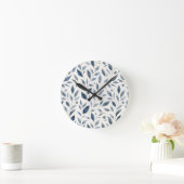 Elegant Blue Watercolor Leaves Pattern  ラウンド壁時計 (ホーム)
