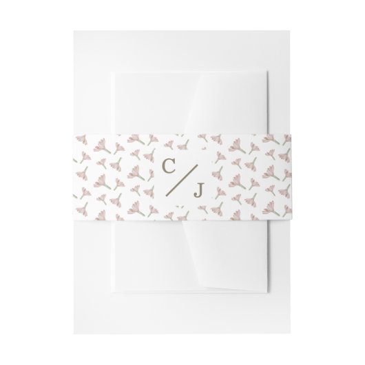 Elegant Blush Pink Wildflower Pattern Monogram 招待状ベリーバンド (正面例)