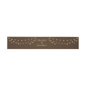 Elegant Brown & Gold String Lights ウェディング 招待状ベリーバンド (フラット)