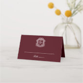 Elegant Burgundy Vintage Crest Monogram Wedding プレイスカード (正面)