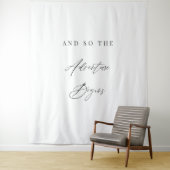 Elegant Calligraphy “And So The Adventure Begins”  タペストリー (インサイチュ)
