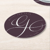 Elegant Calligraphy “G” Plum Wedding ラウンドペーパーコースター (アングル)