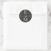 Elegant Charcoal Modern Monogram Date Wedding ラウンドシール (バッグ)