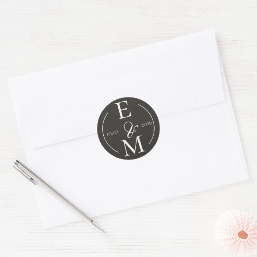 Elegant Charcoal Modern Monogram Date Wedding ラウンドシール (封筒)