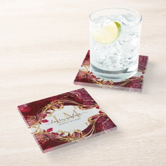 Elegant Cherry Red & Gold Monogram Script ガラスコースター (アングル)