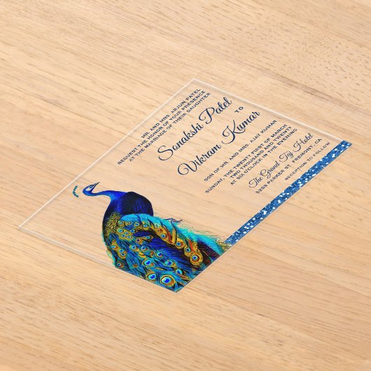 Elegant Chic Blue Glitter Peacock Indian Wedding アクリル招待状 (レイダウン)