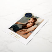 Elegant Chic Gold Navy Photo Sophisticated Wedding 箔招待状 (回転した状態)
