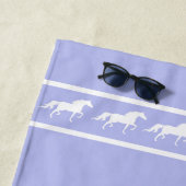 Elegant, Chic White Horses on Light Blue ビーチタオル (インサイチュ)