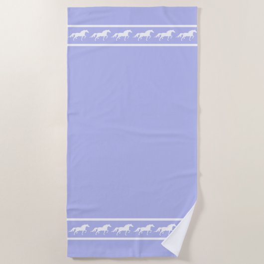 Elegant, Chic White Horses on Light Blue ビーチタオル (正面)