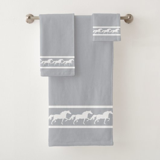 Elegant, Chic White Horses on Light Silver Gray バスタオルセット (インサイチュ)