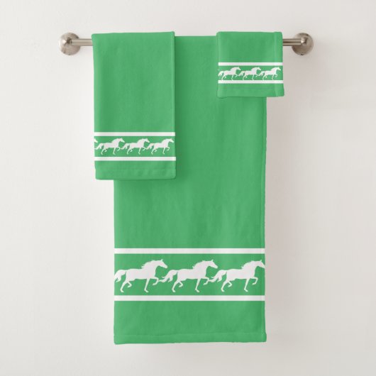 Elegant, Chic White Horses on Lucky Emerald Green バスタオルセット (インサイチュ)