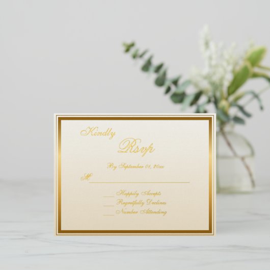 Elegant Classic Gold Script Wedding RSVP Card 箔招待状ポストカード (立ち正面)