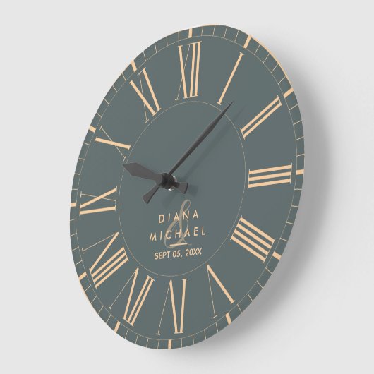Elegant Classic Roman Numerals Typography Wedding ラージ壁時計 (傾斜)