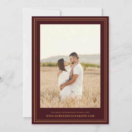 Elegant Crest Monogram Burgundy and Gold Wedding 招待状 (裏面)