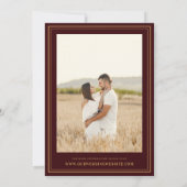 Elegant Crest Monogram Burgundy & Gold Wedding 招待状 (裏面)