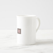 Elegant Dark Red Geometric Pattern Ceramic Mug – A ボーンチャイナマグカップ (正面右)