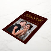 Elegant Dark Red Gold Script Merry Christmas Photo 箔シーズンカード (回転した状態)