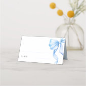 Elegant Dusty Blue Bow Bridal Shower Table プレイスカード (正面)