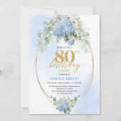 Elegant Dusty Blue Floral 80th Birthday Invitation 招待状 (正面)