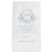 Elegant Dusty Blue Floral Monogram Crest Wedding スモールペーパーバッグ (正面)
