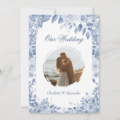 Elegant Dusty Blue Floral Wedding Photo Invitation 招待状 (裏面)