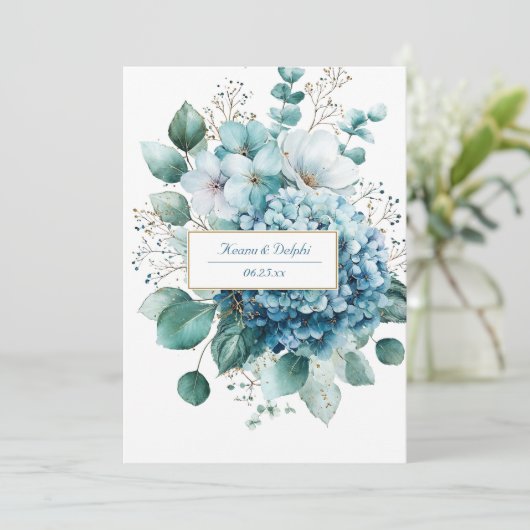 Elegant Dusty Blue Hydrangea Gold Floral 招待状 (スタンド正面)