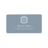 Elegant Dusty Blue Monogram Crest Wedding Address ラベル (正面)