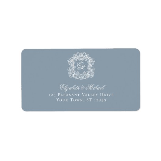 Elegant Dusty Blue Monogram Crest Wedding Address ラベル (正面)