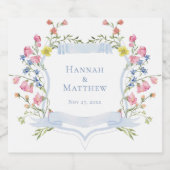 Elegant Dusty Blue Pastel Wildflower Crest Wedding スパークリングワインラベル (シングルラベル)