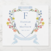 Elegant Dusty Blue Pastel Wildflower Crest Wedding スパークリングワインラベル (シングルラベル)