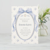Elegant Dusty Blue Toile Ribbon Bar Mitzvah 招待状 (スタンド正面)