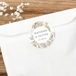 Elegant Earthy Floral White Wedding Favor ラウンドシール<br><div class="desc">この素敵な好意ステッカーデザインは、あなたの名前と日付の美しいニュートラル色の花模様結婚を特色にする。この時代を超越したデザインは、イベントの多くのスタイルにとって、クラシックからボホまでの素晴らしい選択である。お気カスタマイズに入りのラベルは、あなたの結婚式のレセプションやブライダルシャワーの装飾に素晴らしい追加を行う…そして、その追加の特別なtouch!</div>