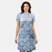 Elegant Fleur-de-Lis - Vintage Blue French エプロン (着用した状態)