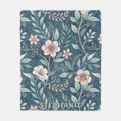 Elegant Floral Pattern with Pink & Cream Blossoms フリースブランケット (正面)