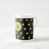 Elegant Gold & Black Star Pattern Monogram ボーンチャイナマグカップ (正面右)