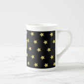Elegant Gold & Black Star Pattern Monogram ボーンチャイナマグカップ (右)