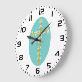 Elegant Gold Easter Cross with White Lilies ラージ壁時計 (傾斜)