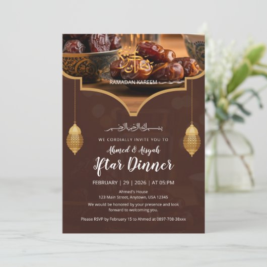 Elegant Gold Lantern Warm Brown with Dates Iftar 招待状 (スタンド正面)