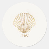 Elegant Gold Seashell Names Initials Wedding ラウンドシール (正面)