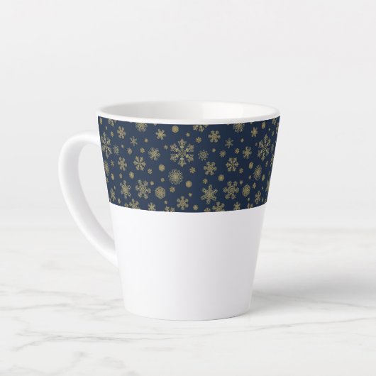 Elegant Gold Snowflake Winter Pattern カフェラテマグ (左アングル)