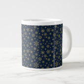 Elegant Gold Snowflake Winter Pattern ジャンボコーヒーマグカップ (正面右)