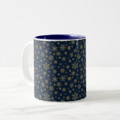 Elegant Gold Snowflake Winter Pattern ツートーンマグカップ (正面左)